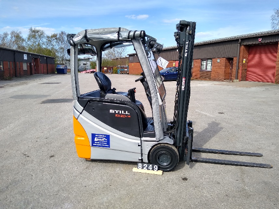3-Wheel Electric Forklift 1