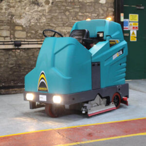 LARGE RIDE-ON BATTERY POWERED SCRUBBER DRIER