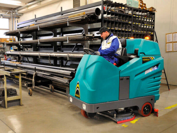 LARGE RIDE-ON BATTERY POWERED SCRUBBER DRIER
