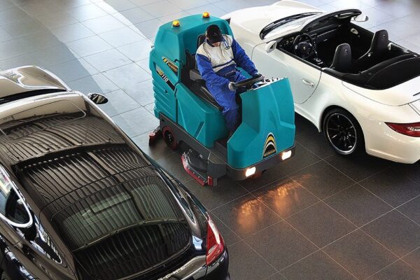 LARGE RIDE-ON BATTERY POWERED SCRUBBER DRIER