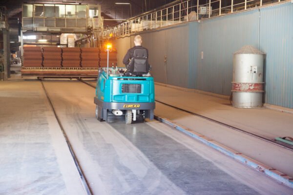 LARGE RIDE-ON BATTERY POWERED SWEEPER