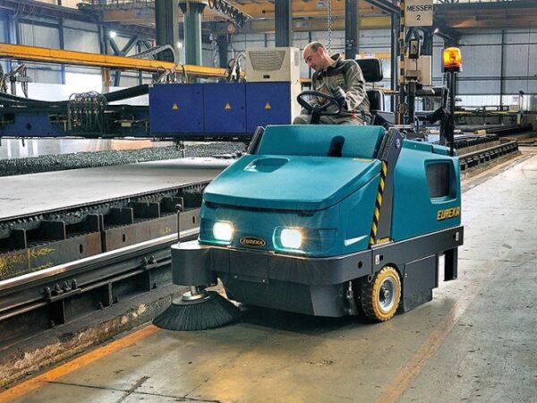 LARGE RIDE-ON BATTERY POWERED SWEEPER